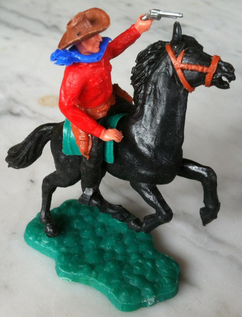 cow-boy à cheval revolver